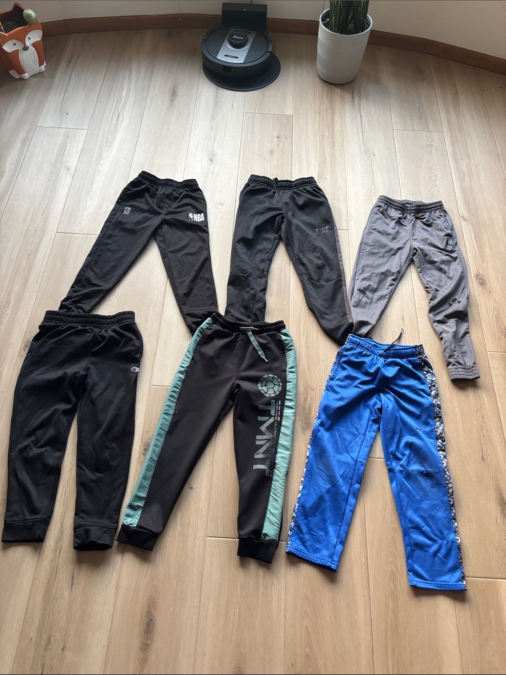 🛠️6 Boys size Medium “play” sweats🛠️